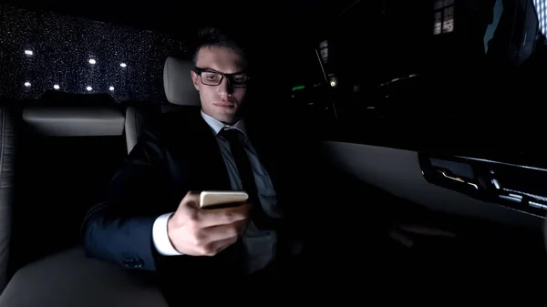 高級車の後部座席に携帯電話を使用して運転のワーカホリックとしての政治家 — ストック写真