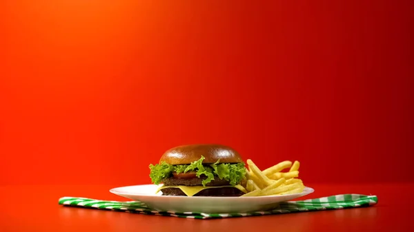 Heerlijke Hamburger Geserveerd Met Frietjes Café Plaat Geruite Servet — Stockfoto