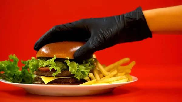 Kéz Kesztyű Elhelyezés Bun Hamburger Szakács Előkészítése Étkezés Minőségi Ellenőrzése — Stock Fotó
