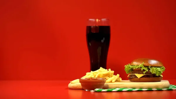 Hamburger Patat Ketchup Geïsoleerd Rode Achtergrond Calorierijke Maaltijd — Stockfoto