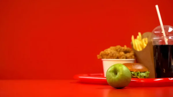 Groene Appel Liggend Tafel Fastfood Achtergrond Het Kiezen Van Gezonde — Stockfoto