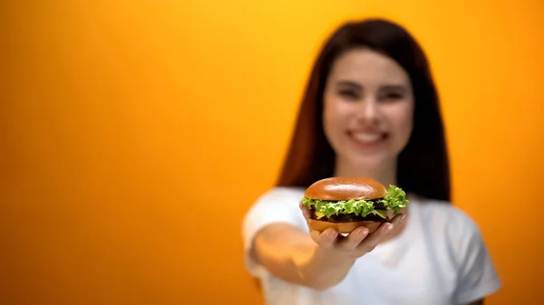 Glad Tjej Visar Hamburgare Till Kameran Nöjd Kund Snabbmatsrestaurang — Stockfoto