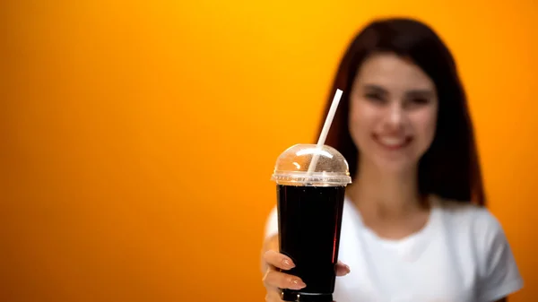 Ευτυχισμένος Κορίτσι Δείχνει Διατροφή Σόδα Για Φωτογραφική Μηχανή Χαμηλών Θερμίδων — Φωτογραφία Αρχείου