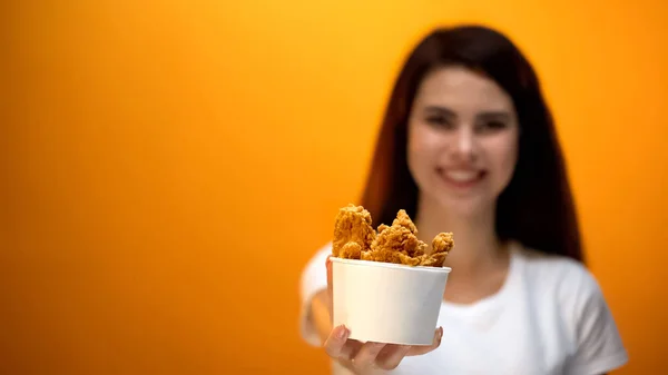 Wanita Bahagia Yang Menunjukkan Sayap Ayam Panggang Makanan Cepat Saji — Stok Foto