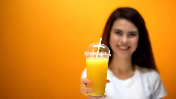 Menina Sorridente Mostrando Suco Laranja Para Câmera Bebida Refrescante Saudável — Fotografia de Stock