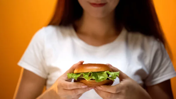 Mädchen Mit Hausgemachtem Burger Mit Salat Inneren Köstlichen Snack Nahaufnahme — Stockfoto