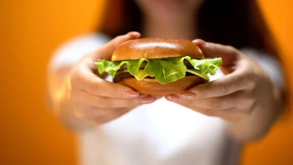 Frau Zeigt Rindfleisch Burger Vor Kamera Versuchung Durch Fast Food — Stockfoto