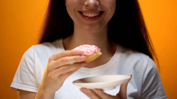 ドーナツ カメラに笑顔 甘い食品 糖尿病のリスクに中毒少女 — ストック写真
