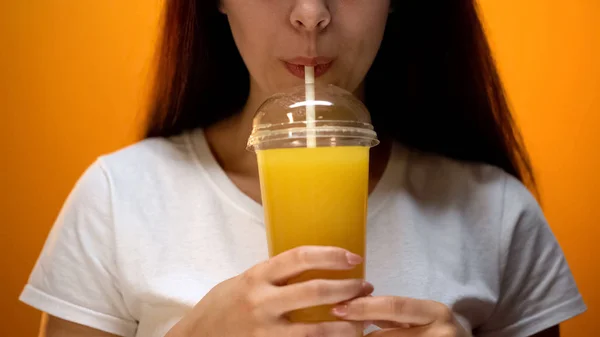 Fille Boire Jus Orange Adhère Une Alimentation Saine Équilibre Vitaminique — Photo