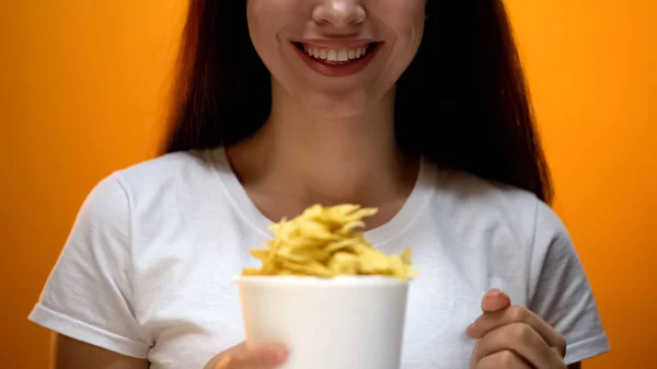 Mulher Segurando Chips Sabores Artificiais Alimentos Causar Dependência Riscos Para — Fotografia de Stock