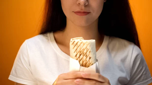 Vrouw Met Shoarma Goedkoop Heerlijke Maar Ongezond Voedsel Verslaving — Stockfoto