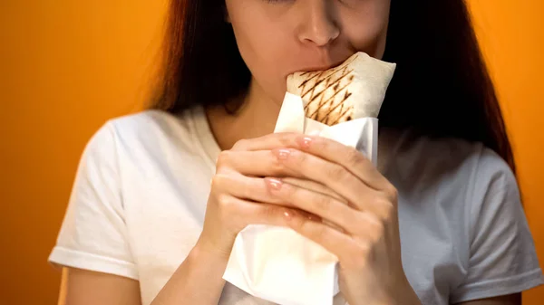 Éhes Lány Eszik Shawarma Élvezi Finom Egészségtelen Élelmiszer Függőség — Stock Fotó