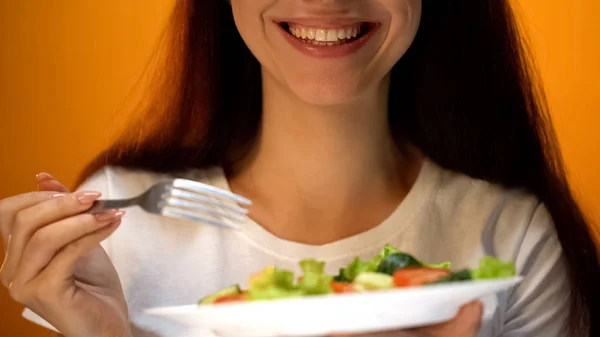 Menina Sorridente Segurando Salada Com Legumes Dieta Equilibrada Nutrição Saudável — Fotografia de Stock