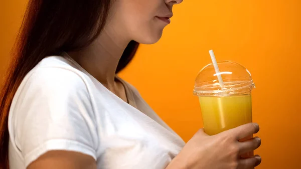 Wanita Muda Yang Memegang Jus Jeruk Dan Tersenyum Minuman Diet — Stok Foto