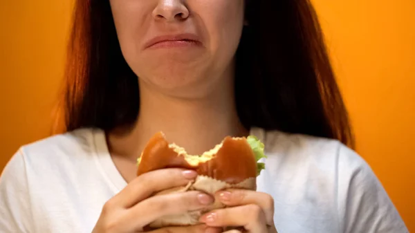 Kvinna Missnöjd Med Oaptitlig Hamburgare Låg Livsmedelskvalitet Närbild — Stockfoto