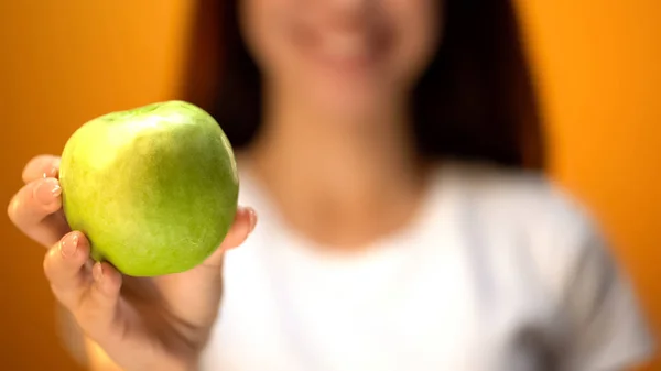 Дівчина Показує Яблуко Камеру Крупним Планом Здоров Догляд Зубами Вітаміни — стокове фото