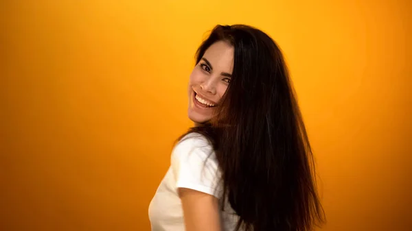 Iloinen Tyttö Hymyilee Poseeraa Kamera Dating Verkkosivusto Profiili Onnellisuus — kuvapankkivalokuva