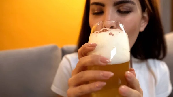 Vrouw Ambachtelijke Bier Drinken Genieten Van Verfrissende Alcoholische Drank Viering — Stockfoto