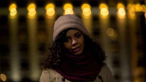 Modest Biracial Ragazza Posa Fotocamera Con Sorriso Sul Viso Persona — Foto Stock