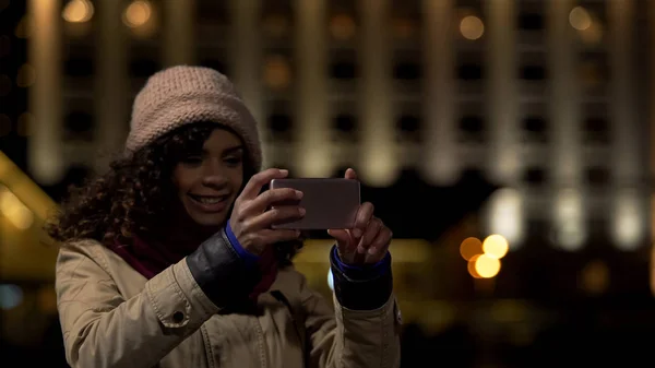 Schöne Frau Posiert Und Lächelt Macht Selfie Foto Auf Modernem — Stockfoto