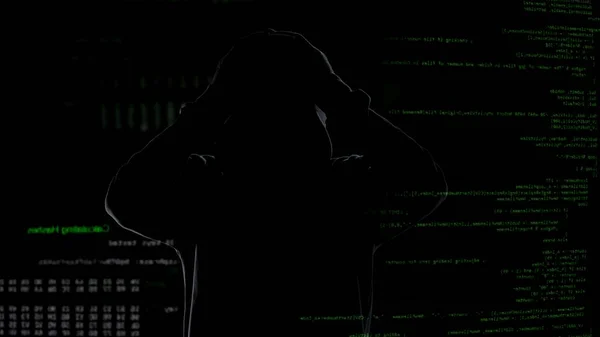 Hacker Sombra Tocando Cabeça Contra Códigos Fundo Tentativa Mal Sucedida — Fotografia de Stock
