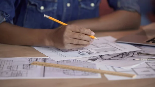 Rasy Mieszanej Projektant Pracuje Nad Apartament Układ Planu Gospodarstwie Pencil — Zdjęcie stockowe
