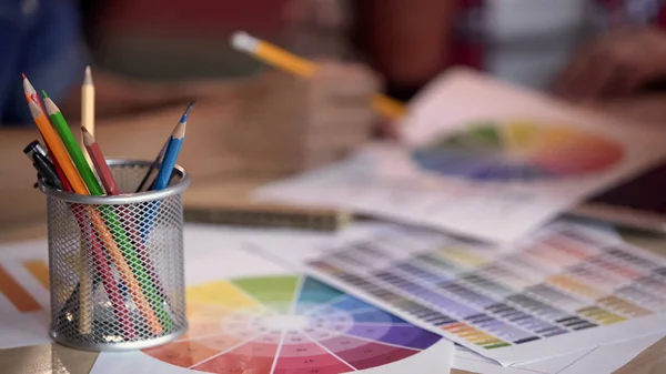 Crayons Couleur Debout Dans Porte Métal Les Concepteurs Regardant Spectre — Photo