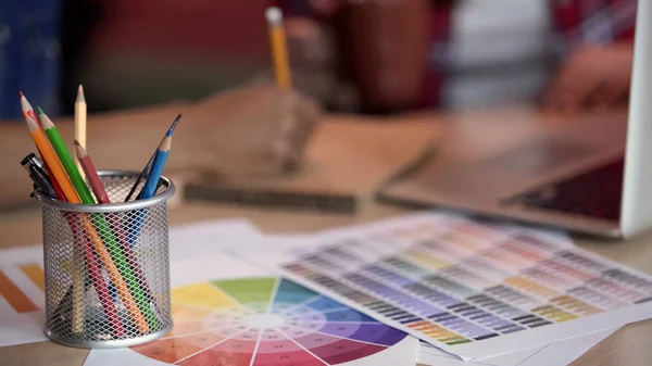 Créatrices Prenant Des Notes Porte Crayons Couleur Debout Sur Spectre — Photo