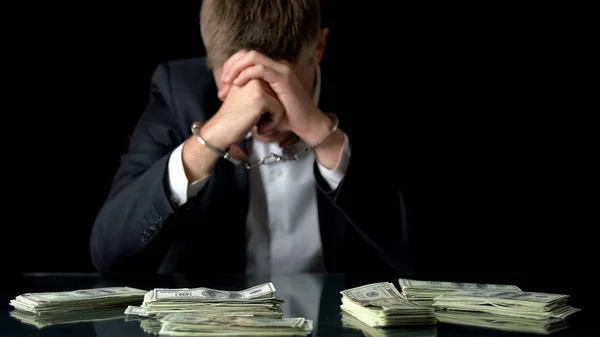 Rozčilený Podnikatel Poutech Peníze Leží Stole Korupce Podvody Úplatek — Stock fotografie