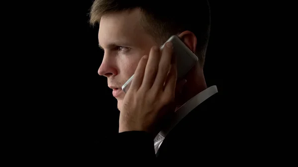 Pratende Cellphone Zakenman Zwarte Achtergrond Organisatie Van Een Bijeenkomst Close — Stockfoto