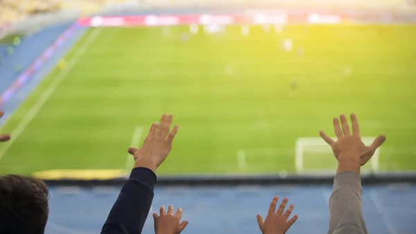 男女サッカー チーム勝利のために応援でスタジアムを手を伸ばす子供 — ストック写真