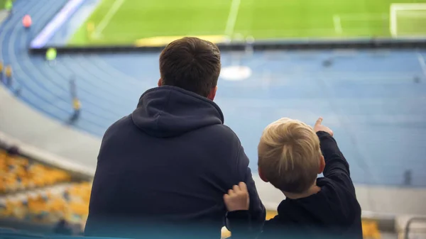 Хлопчик Старшим Братом Дивиться Тренування Футбольної Команди Порожньому Стадіоні Фанати — стокове фото