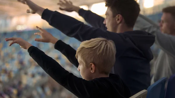 Zwolennicy Mężczyzna Chłopiec Wprowadzenie Ręce Powietrzu Doping Piłce Nożnej Stadionie — Zdjęcie stockowe