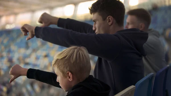 Estudiantes Fans Niño Pequeño Abucheando Juego Deportivo Estadio Viendo Partido —  Fotos de Stock