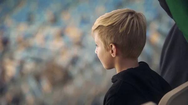 Küçük Çocuk Stadyum Spor Oyunu Izlerken Favori Takım Yakın Çekim — Stok fotoğraf