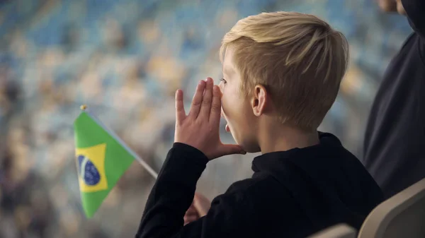 Menino Com Bandeira Brasileira Cantando Estádio Apoio Time Futebol — Fotografia de Stock