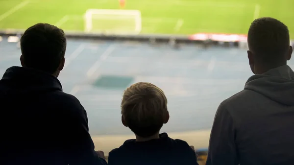 Tre Brødre Ser Fodboldkamp Stadion Tid Med Familie Back View - Stock-foto