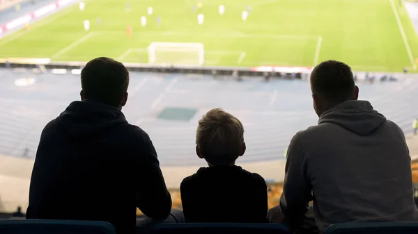 Manliga Anhängare Och Barn Titta Fotbollsmatch Stadion Diskutera Spelet — Stockfoto