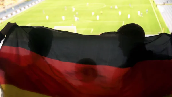 Фанаты Семьи Ребенком Размахивают Немецким Флагом Болеют Любимую Футбольную Команду — стоковое фото