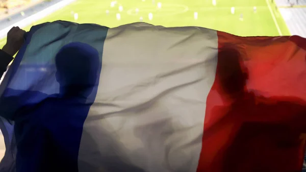 Французские Болельщики Размахивают Национальным Флагом Приветствуя Победу Футбольной Команды — стоковое фото