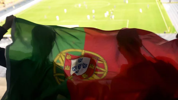 Apoiantes Portugueses Agitando Bandeira Nacional Torcendo Pela Vitória Equipa Futebol — Fotografia de Stock