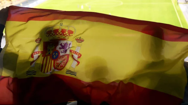 Spanyol Taraftarları Ulusal Bayrak Sallayarak Futbol Takım Zafer Için Tezahürat — Stok fotoğraf