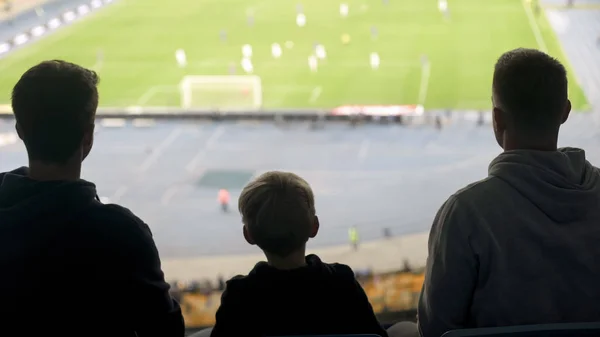 Fotbalové Fanoušky Rodina Dítě Sledovat Utkání Stadionu Liga Pohled Zezadu — Stock fotografie