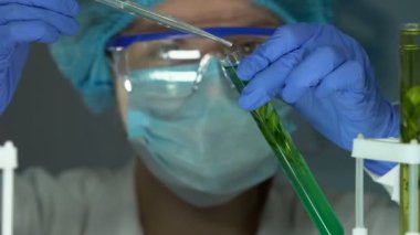Laboratuar araştırmacı bitki ile tüp içine yağ reaktif damlama, organik Kozmetoloji