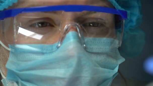 Vědec s bezpečnostními brýlemi kontrola vakcíny proti sedimentu lékové výroby — Stock video