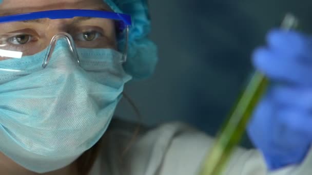 테스트 튜브, 농약 영향에 식물 샘플을 들고 여성 실험실 전문가 — 비디오