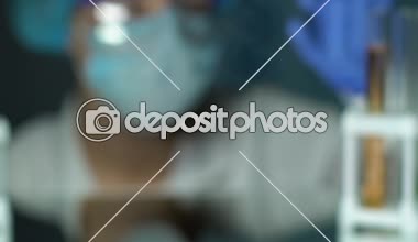 Laboratuvar araştırmacı sıvı test tüpü, helmintleri uzmanlık et örneği analiz