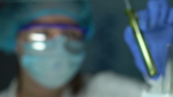 生物化学家用植物、有机化妆品将油滴入试管的实验研究 — 图库视频影像