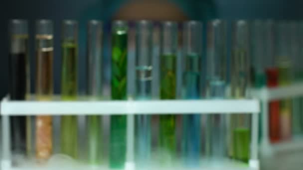Biochimico che prende il tubo con la pianta dal congelamento profondo, ricerca genetica di allevamento — Video Stock