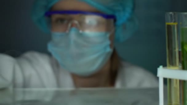 Laboratorní pracovník kapající olejovou hmotu do zkumavky se žlutou tekutinou, kosmetologie — Stock video